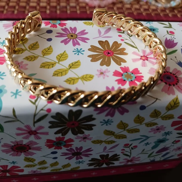 Elegant Gold-Tone Bracelet - Picture 2 of 3